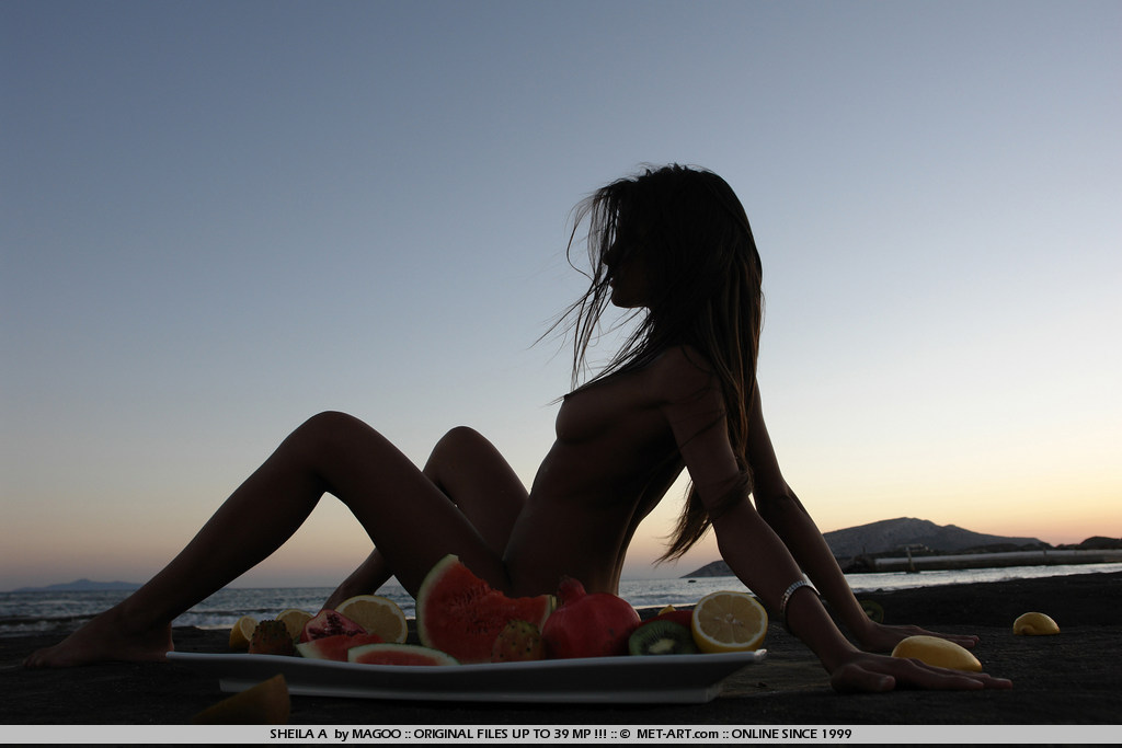 夕陽下與裸女來個水果大餐_歐美情色貼圖